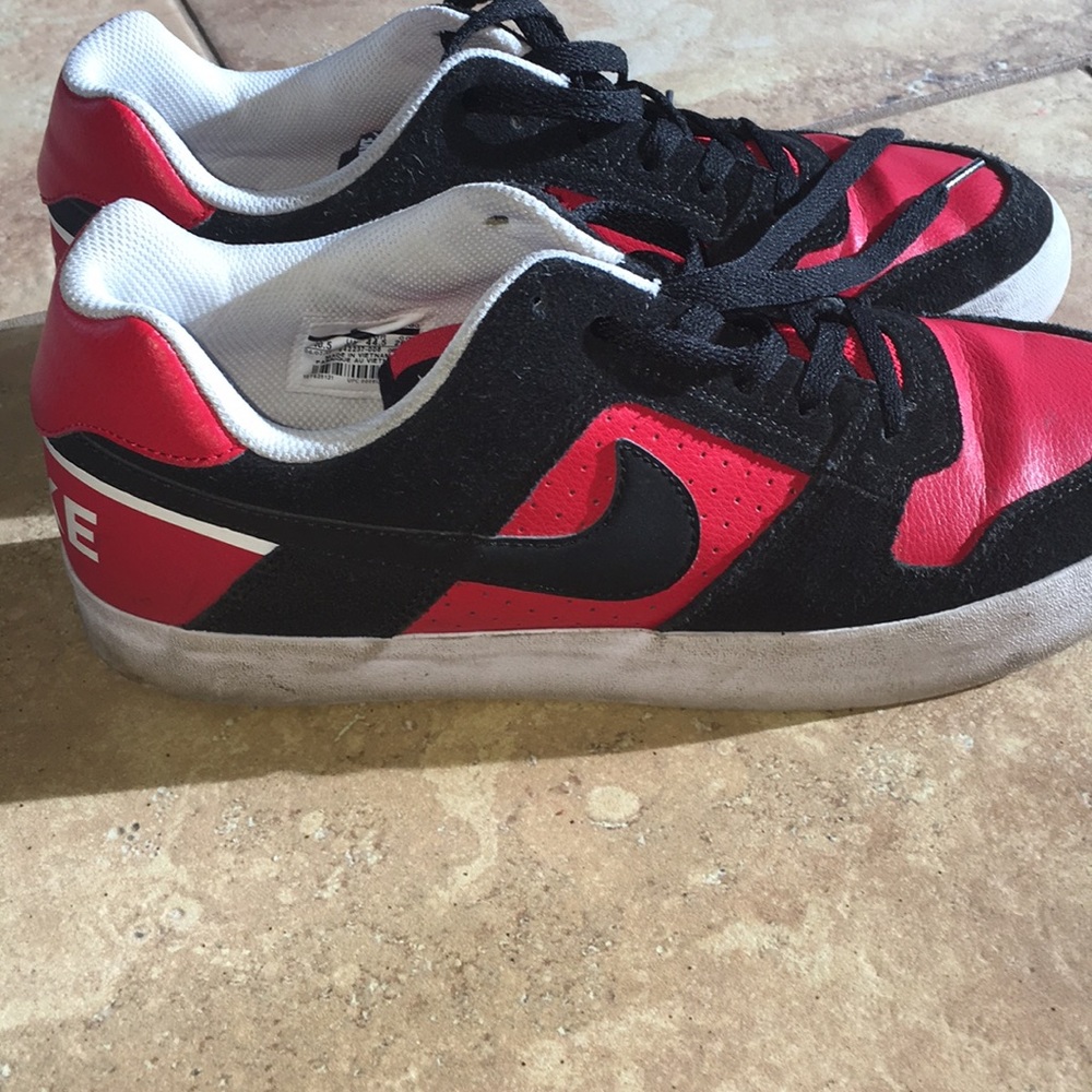 Red Nike SB